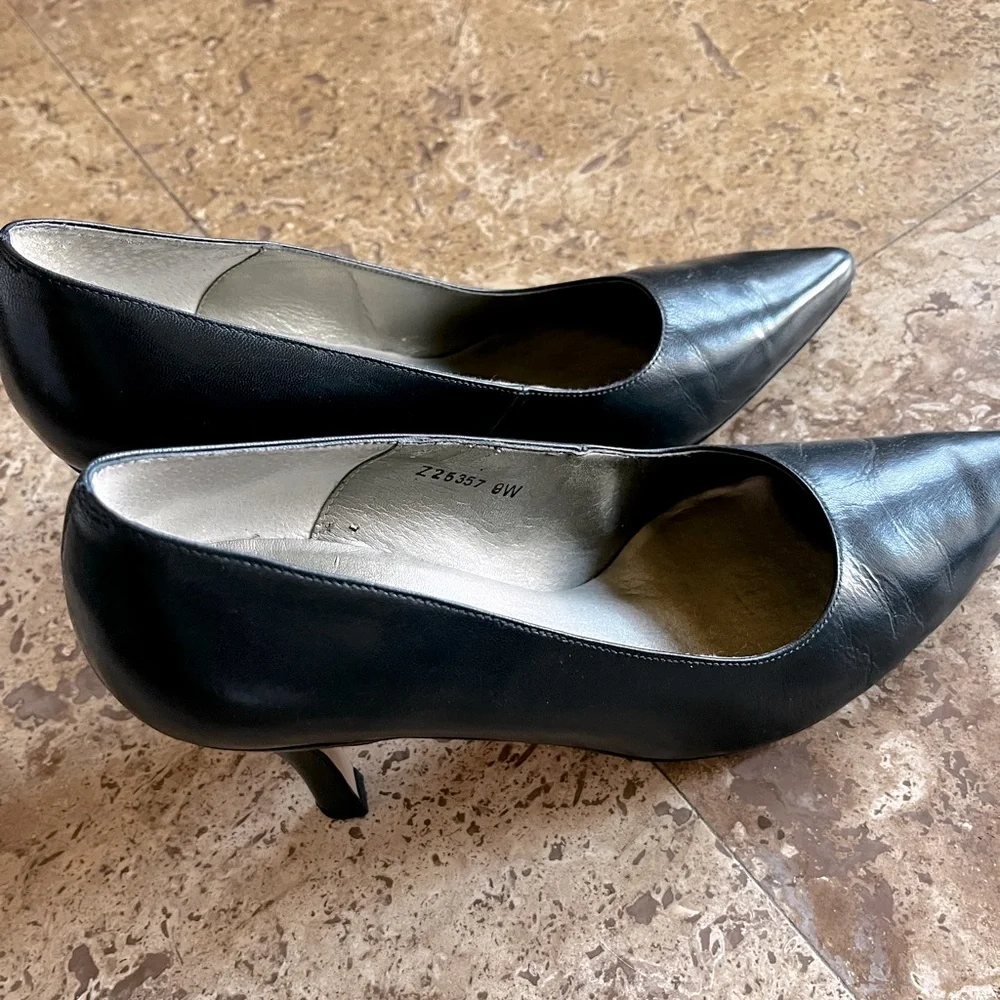 Navy Pumps